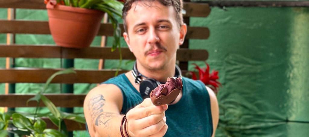 Man holding an açaí with chocolate popsicle from Tropical Brazil