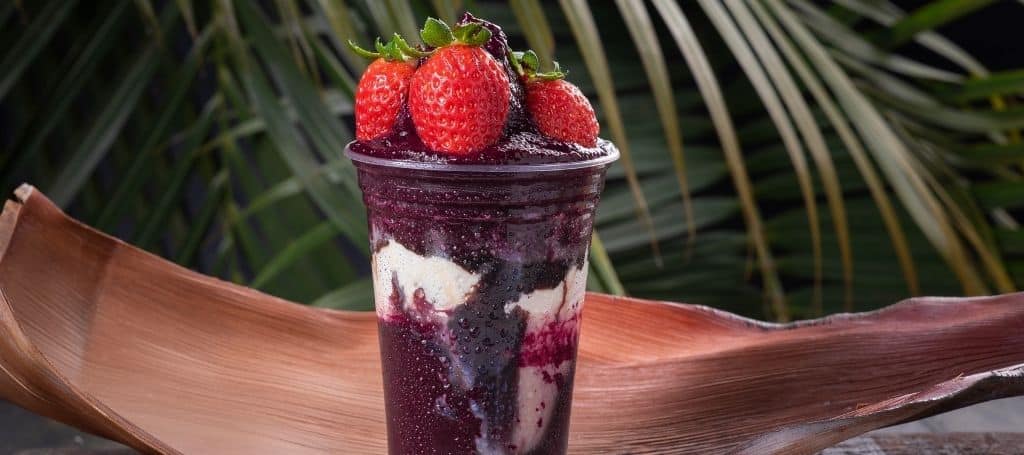 cup with açaí cream, with fruits