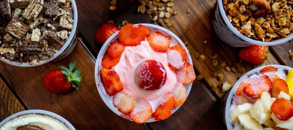 Cups with açaí cream and flavor variations