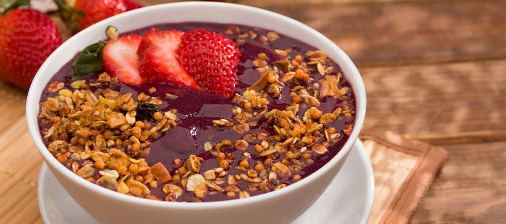 açaí bowl with strawberry and granola